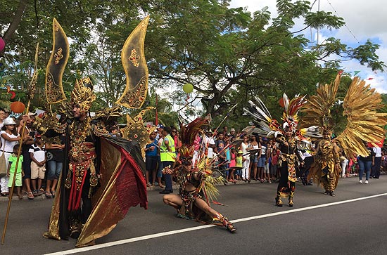 Tänzer vom berühmten Jember Fashion Carnaval aus Indonesien auf dem Seychellen Carnaval International de Victoria 2016 (©Foto: Martin Schmitz=)